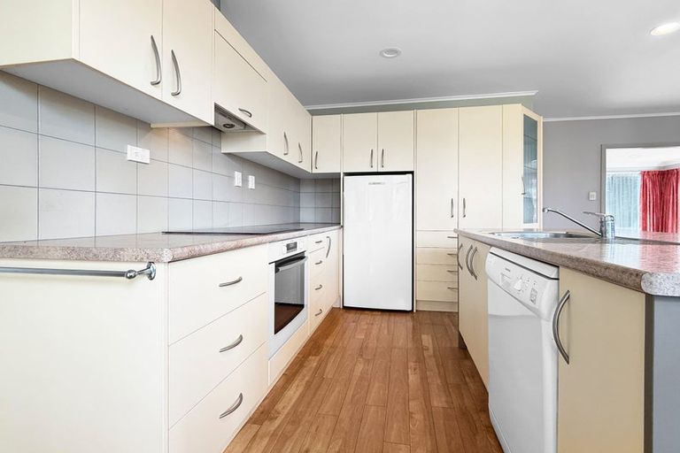 Photo of property in 44 Queenwood Road, Levin, 5510
