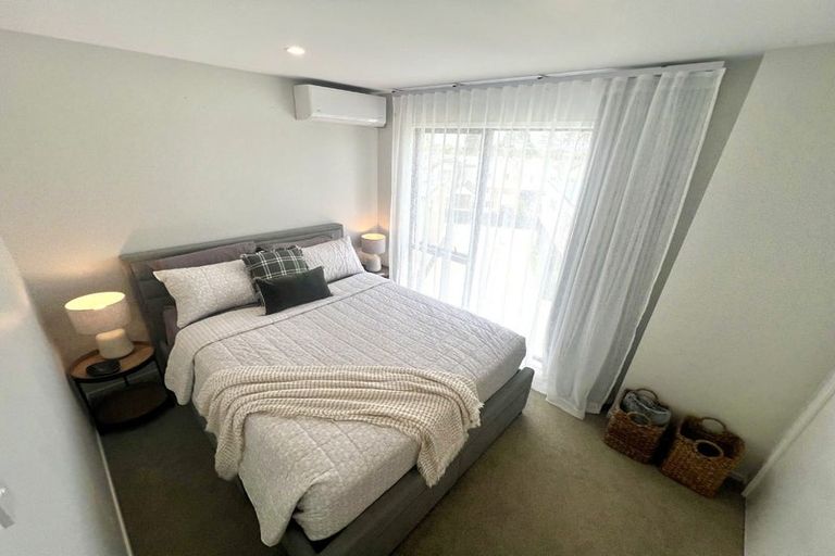 Photo of property in 2 Mikoikoi Crescent, Mangere Bridge, Auckland, 2022