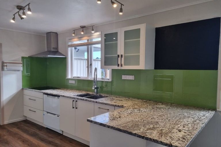 Photo of property in 11 Matipo Road, Te Atatu Peninsula, Auckland, 0610