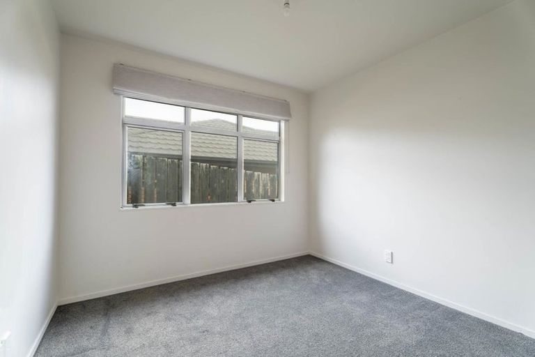 Photo of property in 6b Warrington Grove, Newlands, Wellington, 6037