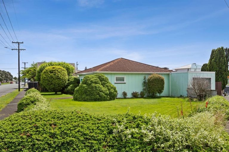 Photo of property in 10 Tukapa Street, Westown, New Plymouth, 4310