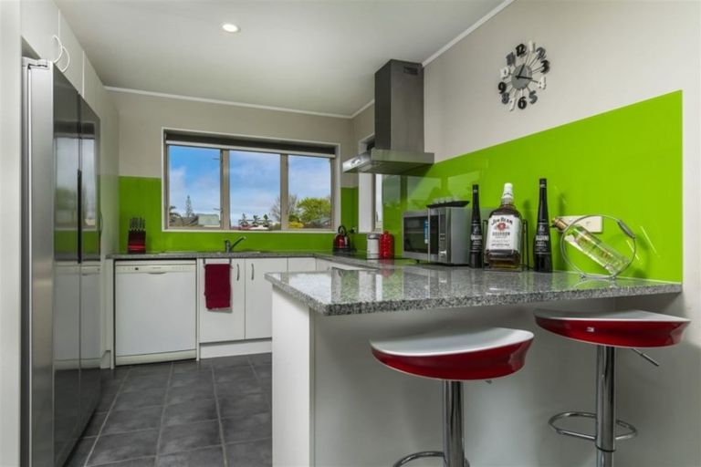 Photo of property in 78 Kingdale Road, Henderson, Auckland, 0610