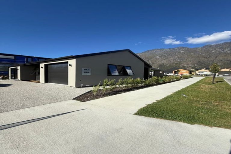 Photo of property in 2 Shelduck Road, Jacks Point, 9371