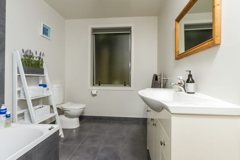 Photo of property in 22 Kiteroa Terrace, Rothesay Bay, Auckland, 0630