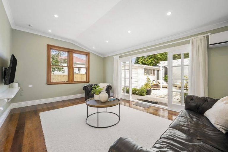 Photo of property in 25 Newman Terrace, Thorndon, Wellington, 6011
