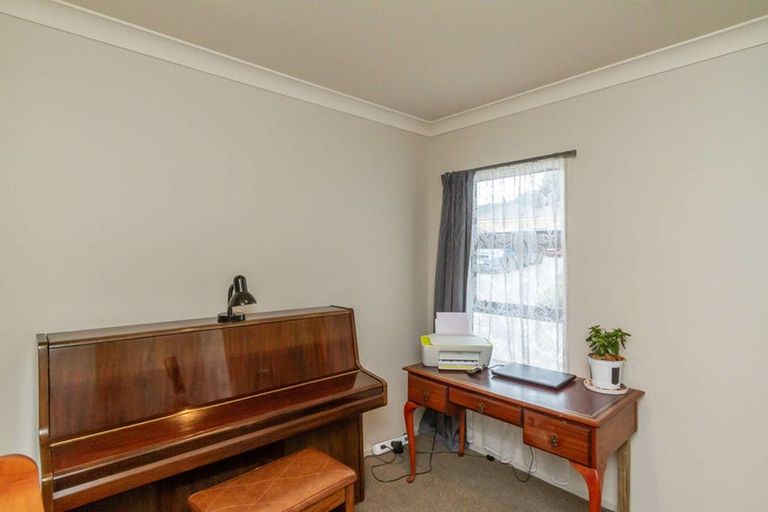 Photo of property in 32 Speldhurst Grove, Stokes Valley, Lower Hutt, 5019