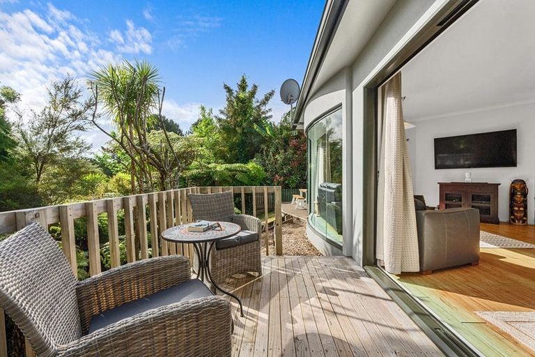 Photo of property in 5 Springwater Vale, Unsworth Heights, Auckland, 0632