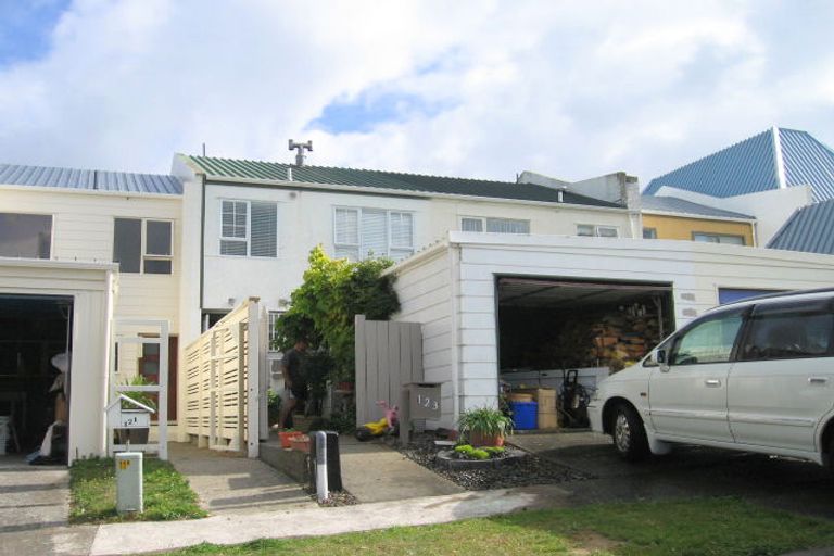 Photo of property in 123 Akaroa Drive, Maupuia, Wellington, 6022