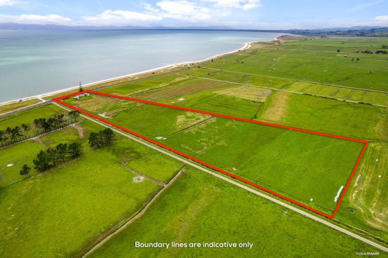 Photo of property in 587 East Coast Road, Kaiaua, Miranda, 2473