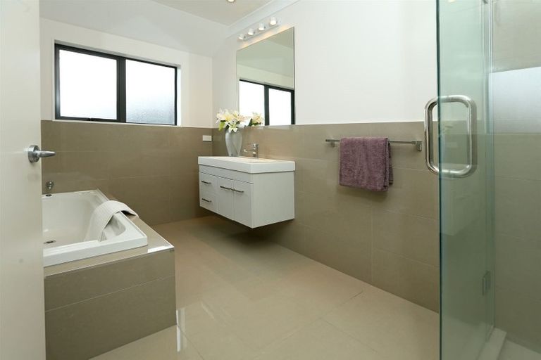 Photo of property in 5 Mcwhirters Farm Lane, Massey, Auckland, 0614