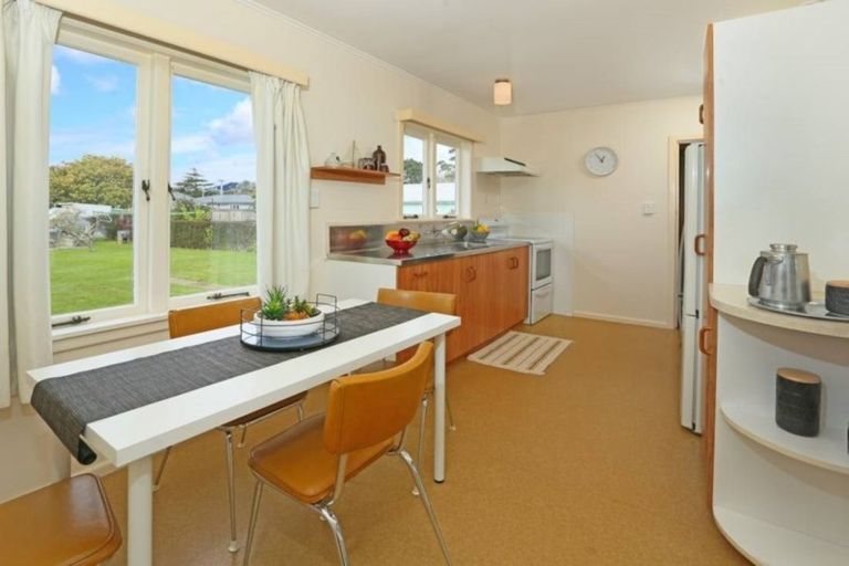 Photo of property in 50 Matipo Road, Te Atatu Peninsula, Auckland, 0610