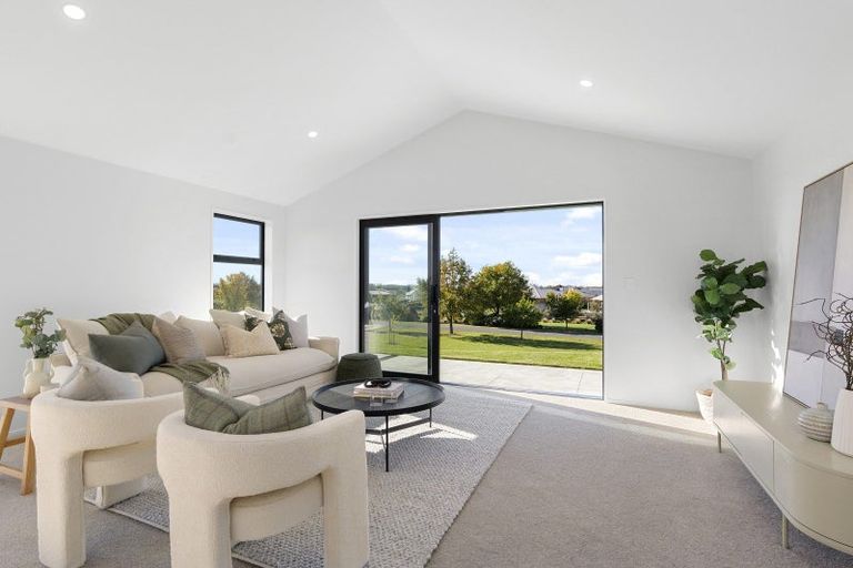 Photo of property in 14 Village Green Drive, Huntingdon, 7774