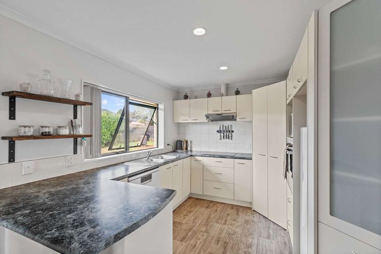 Photo of property in 11 O'sullivan Place, Waiuku, 2123