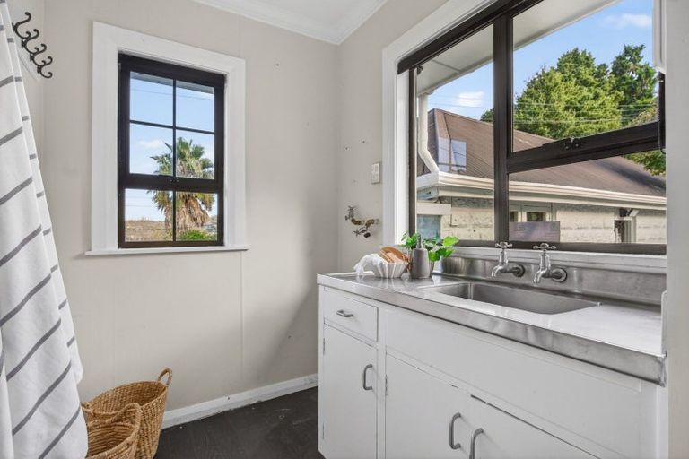 Photo of property in 2 Memorial Drive, Parahaki, Whangarei, 0112