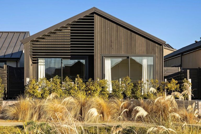 Photo of property in 12 Chapman Way, Jacks Point, 9371