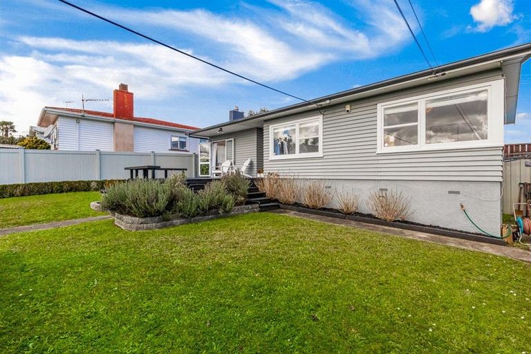 Photo of property in 2/29 Sunnyfield Crescent, Glenfield, Auckland, 0629