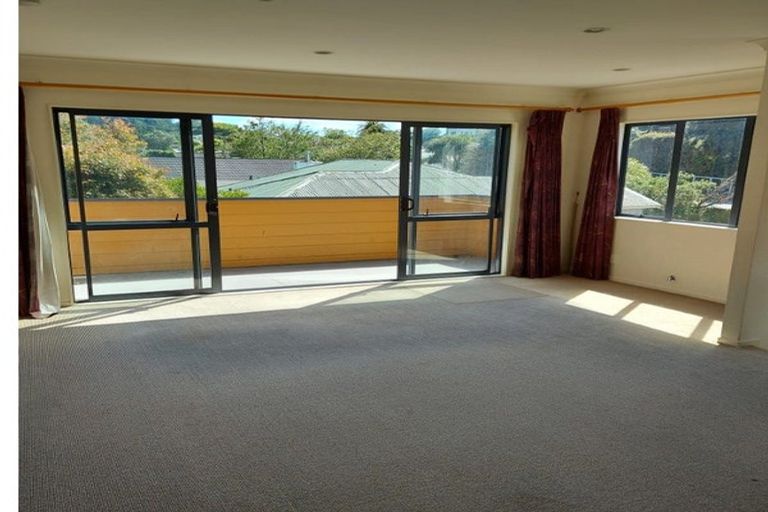 Photo of property in 2 Stella Grove, Newlands, Wellington, 6037