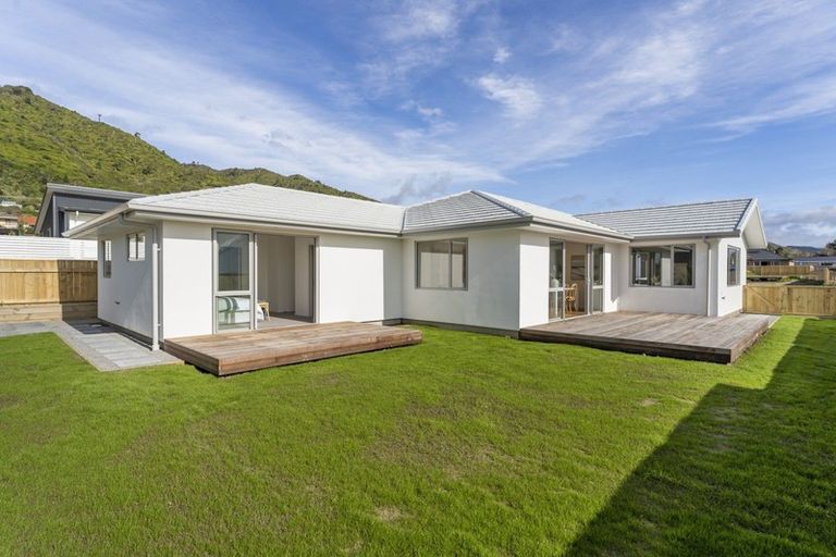 Photo of property in 18 Karearea Avenue, Waikanae, 5036