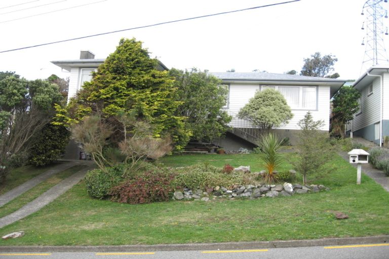 Photo of property in 15 Link Road, Newlands, Wellington, 6037