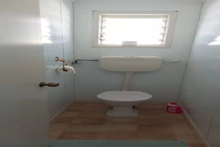 Photo of property in 10 Graham Avenue, Te Atatu Peninsula, Auckland, 0610