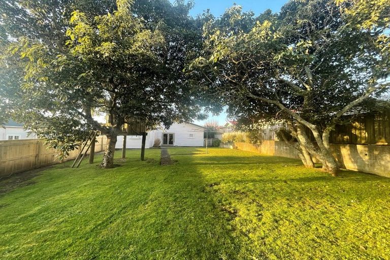 Photo of property in 40 Waiwaka Terrace, Strandon, New Plymouth, 4312