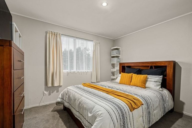 Photo of property in 26 Halloran Place, Massey, Auckland, 0614