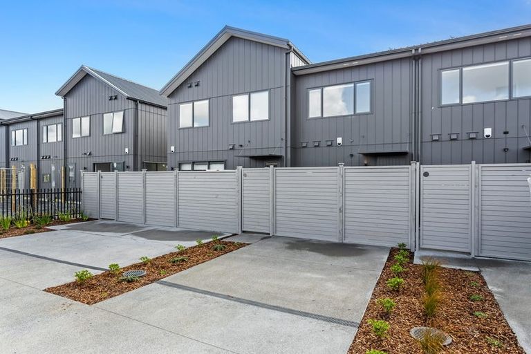 Photo of property in 12 Port Way, Rosehill, 2113
