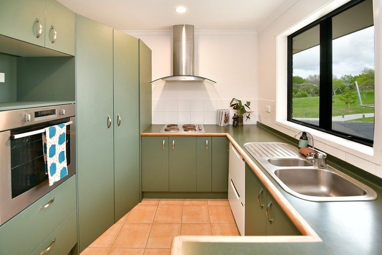 Photo of property in 30 Cabeleigh Drive, Helensville, 0800