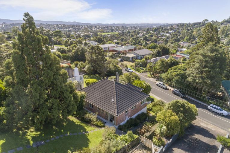 Photo of property in 60 Derwent Crescent, Titirangi, Auckland, 0604