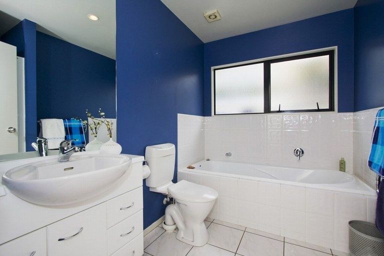 Photo of property in 71 Penguin Drive, Murrays Bay, Auckland, 0630