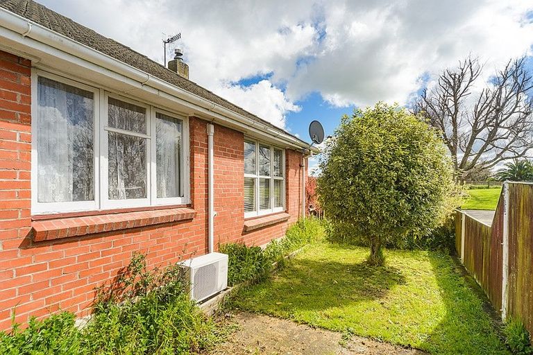 Photo of property in 60 Exeter Crescent, Takaro, Palmerston North, 4412