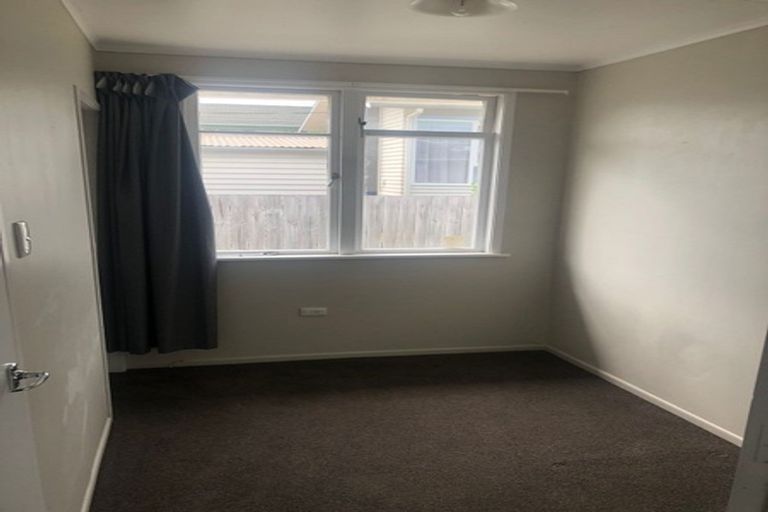 Photo of property in 6 Taipari Road, Te Atatu Peninsula, Auckland, 0610