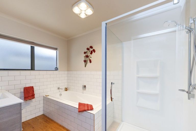 Photo of property in 15 Greenwood Place, Fitzherbert, Palmerston North, 4410