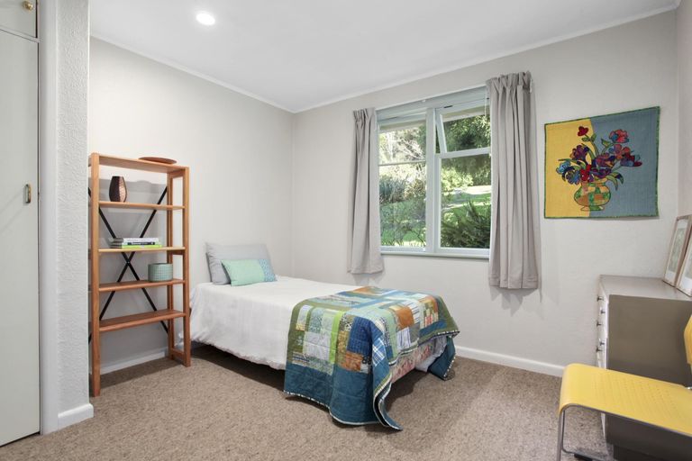 Photo of property in 60 Derwent Crescent, Titirangi, Auckland, 0604