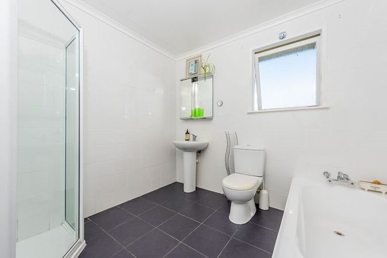 Photo of property in 19 Donovan Avenue, Massey, Auckland, 0614