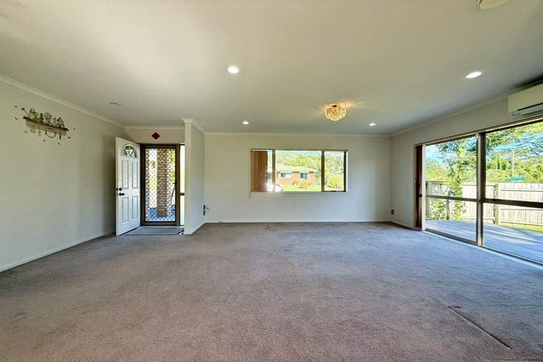 Photo of property in 17 Parkcrest Drive, Henderson, Auckland, 0612