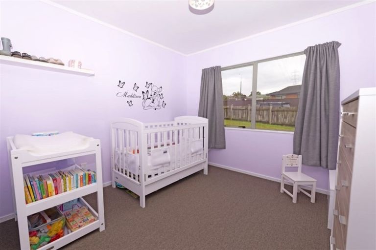 Photo of property in 3 Lori Place, Massey, Auckland, 0614