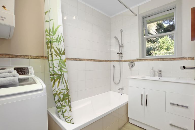 Photo of property in 60 Derwent Crescent, Titirangi, Auckland, 0604