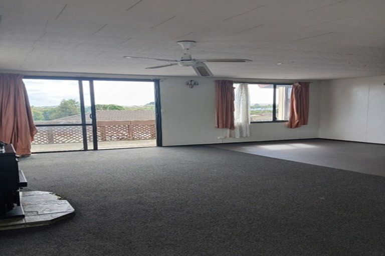 Photo of property in 15 Kopara Place, Clendon Park, Auckland, 2103