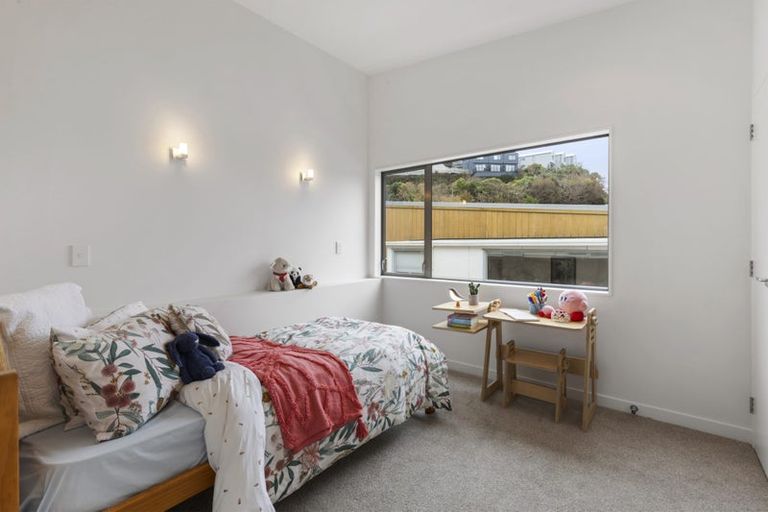 Photo of property in 39 Tiketike Way, Brooklyn, Wellington, 6021