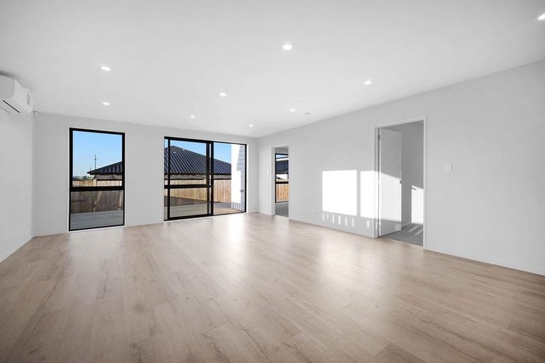 Photo of property in 19 Cronshaw Road, Karaka, 2113