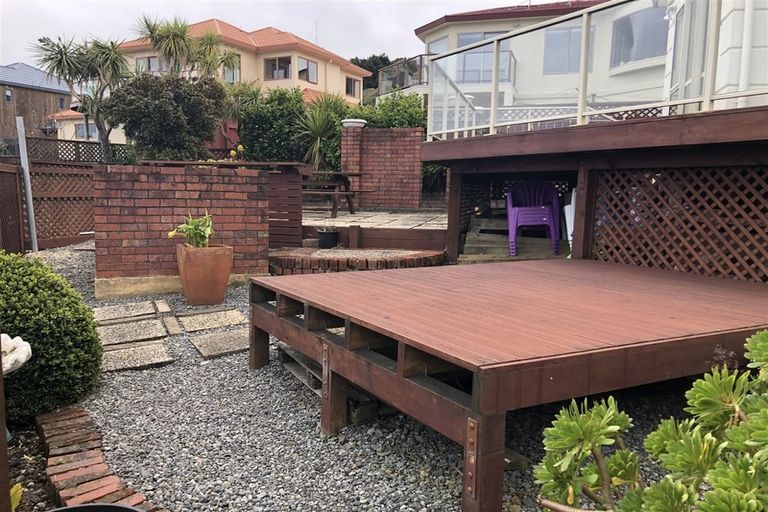 Photo of property in 22 Dress Circle, Newlands, Wellington, 6037