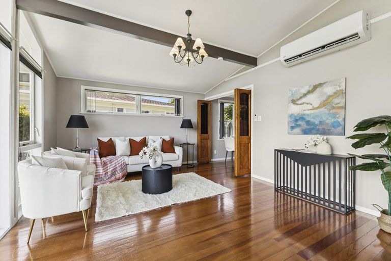 Photo of property in 61 Beechdale Crescent, Pakuranga Heights, Auckland, 2010