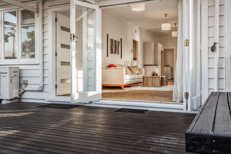 Photo of property in 21 Islington Avenue, New Lynn, Auckland, 0600