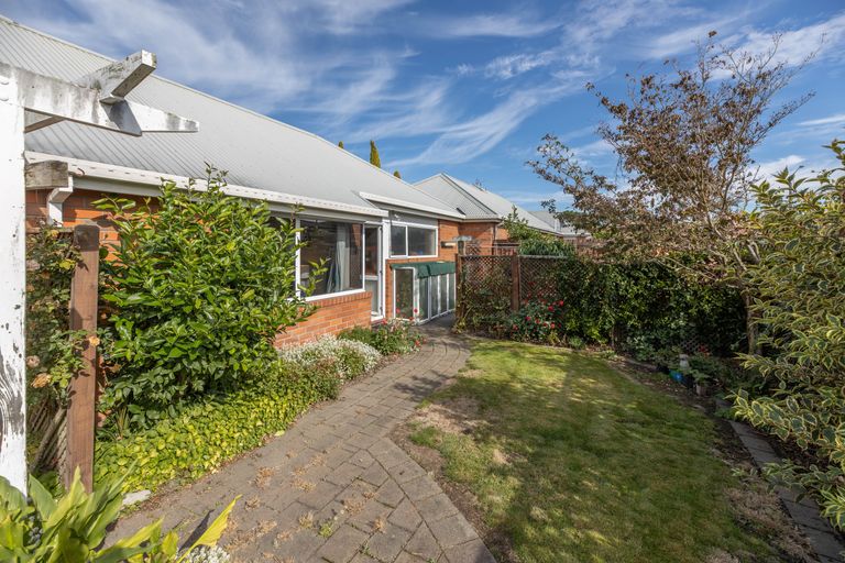 Photo of property in 2 Pentavon Lane, Avonhead, Christchurch, 8042