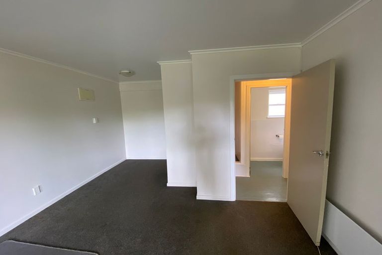 Photo of property in 6 Rewarewa Road, Te Atatu Peninsula, Auckland, 0610