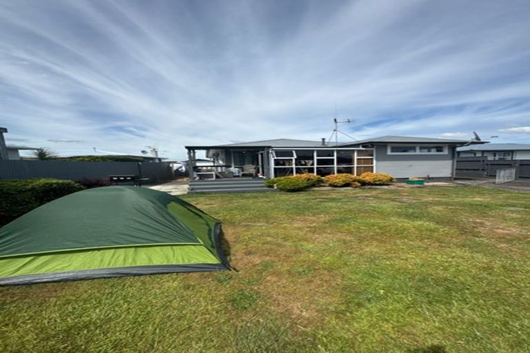 Photo of property in 41 Karaka Crescent, Levin, 5510