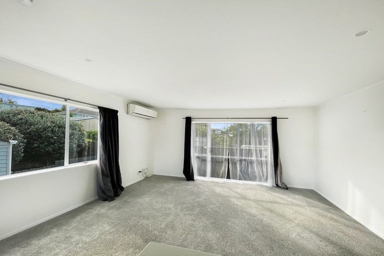 Photo of property in 12 Brookfield Road, Te Atatu Peninsula, Auckland, 0610