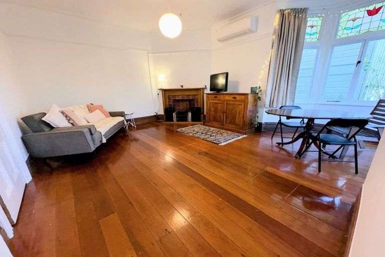 Photo of property in 72 Kelburn Parade, Kelburn, Wellington, 6012