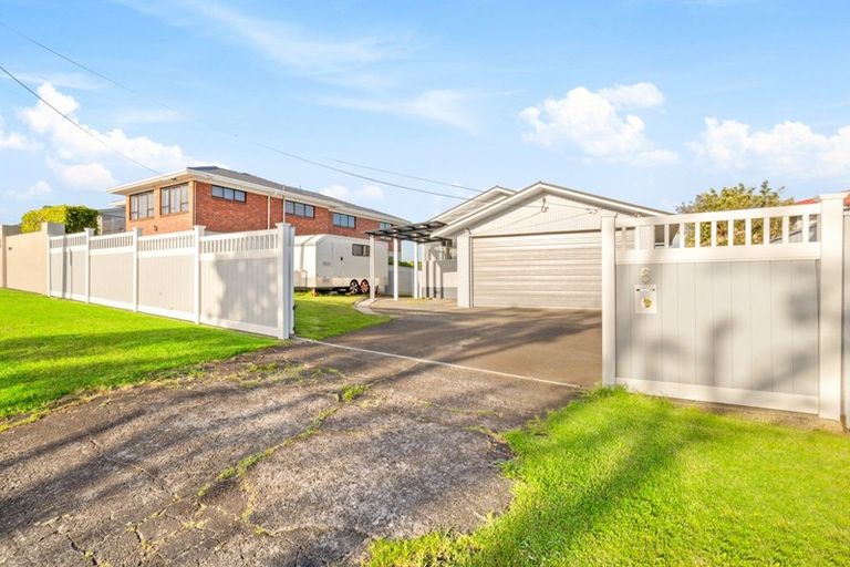 Photo of property in 6 Colwill Road, Massey, Auckland, 0614